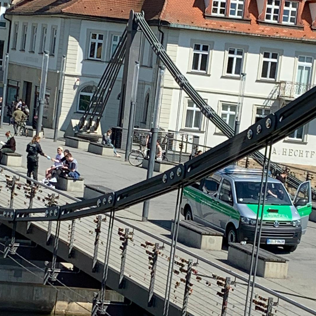 Poilzei kontrolliert Masken auf der Kettenbrücke Bamberg - April 2020