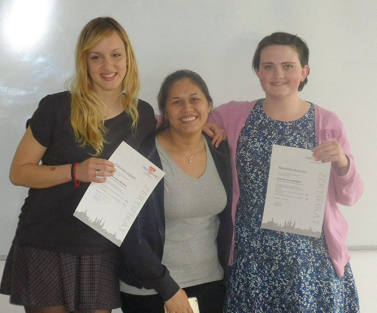 Drei lächelnde Frauen mit Zertifikaten vpm Sprachinstitut TREFFPUNKT Bamberg